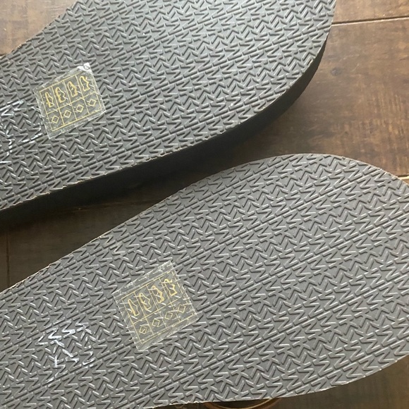 Michael Kors Brown and Black Platform Thong Sandals - Picture 5 of 11